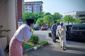 Engku emran adalah pria berdarah melayu, tiongkok, dan india yang memiliki nama asli engku emran engku zainal abidin. Dr Zulkifli Mohamad Al Bakri On Twitter Semalam Dijemput Untuk Menyampaikan Khutbah Nikah Kepada Pasangan Engku Emran Engku Zainal Abidin Dan Noor Nabila Mohd Noor Di Masjid At Taqwa Taman Tun Dr Ismail