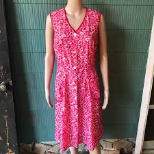 Vintage wallpapers offers a large collection of dead stock wallpapers from the 40s 50s 60s & 70s. 60s 70s Sleeveless Silky Blouse Large Pointed Collar Gem
