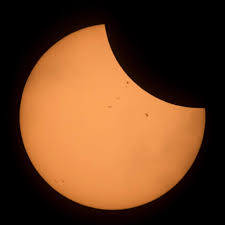 Se trata de un eclipse anular solar, un fenómeno que se produce cuando la luna, que está lo más alejada posible de la tierra, se interpone. Eclipse De Sol 10 Junio 2021 Al Detalle Astroaficion