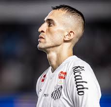 O Santos FC renovou o contrato de mais dois de seus atletas profissionais,  o volante João Schmidt e o lateral esquerdo Kevyson, ambos até o final de  2027. 💬 João Schmidt: “É