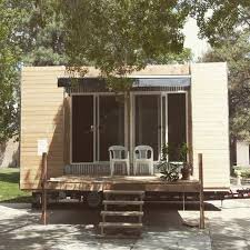 Une Mini Maison En Pleine Nature Avec Terrasse Modulable Mini Maison Maisons Minuscules Habitat