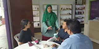 Orang menuangkan anggur di botol kaca bening. Kilang Botol Plastik Kosmetik Di Balakong Selangor Yang Patut Anda Ketahui Botol Anggun