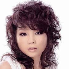 Il ciuffo laterale è l’icona del movimento nei tagli. Tagli Capelli Ricci Lunghi Con Frangia Frangia A Ciuffo