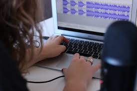 Lupo allarga poi il quadro chiedendosi se l'innovazione portata dal podcast di poter fruire di contenuti audio a richiesta, slegati dal classico flusso della radio, riguardi anche la loro natura. El Fenomeno Podcast Cuando El Sonido Trasciende Fronteras