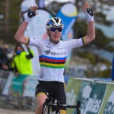 There are few riders in the pack that can push marianne vos to the line in a sprint finish and hang with annemiek van vleuten on the long. Van Der Breggen Siegt Im Duell Mit Dauerrivalin Van Vleuten Radsport News Com