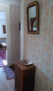 Papier peint, peinture, rideaux, coussin, tapis, mobilier, déco. Agrandir Visuellement Un Couloir Etroit Trucs Et Astuces Quand On Utilise Du Papier Peint Blogue Inspiration Papier Peint Des Annees 70