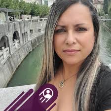 Barbara Dransfield, ta' 64 sena, sofriet ksur f'rasha u diversi ksur ieħor  f'wiċċha wara li qalgħet mal-għaxar daqqiet vjolenti b'mazza ta' baseball.  L-irġiel attakkawha wara li binha ma kienx ħallas id-dejn ta' £