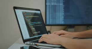 Cunoscand limbajul de programare java , vei putea construi aplicatii in android si pentru servere, mai ales pe partea de enterprise, unde este foarte folosit. Programare Java Pentru IncepÄtori Link Academy