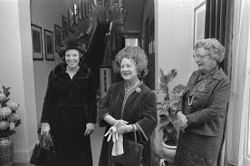 In sommige landen is wettelijk vastgelegd dat een vrouw nooit staatshoofd kan worden. File Ontvangst Koningin Elisabeth Koninginmoeder En Prinses Beatrix Door Koningin J Bestanddeelnr 928 2675 Jpg Wikipedia