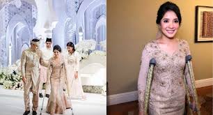 Ramlee yang menikahi salmah ismail atau saloma pada 21 november 1961. Tetap Anggun Pengantin Perempuan Ini Terpaksa Bertongkat Sebab Kongsi Tular Semasa Forum Cari Infonet