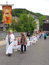 Christi himmelfahrt (altgriechisch ἡ ἀνάληψις τοῦ κυρίου „análēpsis tou kyríou ‚die aufnahme des herrn', lateinisch ascensio domini ‚aufstieg des herrn'), in der schweiz und in liechtenstein auffahrt (alemannisch uuffert) genannt, bezeichnet im christlichen glauben die rückkehr jesu christi als sohn gottes zu seinem vater in den himmel. Prozession Durch Beyenburg Katholische Kirche In Wuppertal