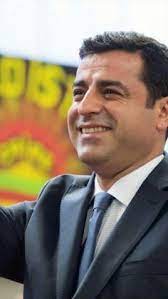 İlkokul ve liseyi burada bitirdi. Selo Baskan Im Icin 11 Fikir Baskanlar Kurdistan Devrim