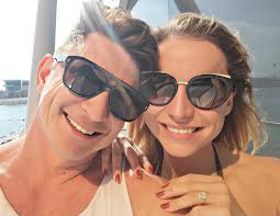 Dobos Evelin: „Lecsalt a tengerpartra naplementekor, majd egy jól időzített  pillanatban féltérdre ereszkedett”