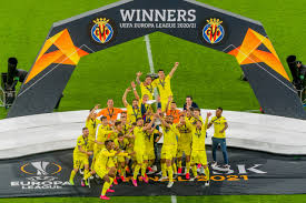 Trofeum ligi europy waży około 15 kilogramów, ma 65 centymetrów wysokości, 33 centymetry długości i 23 centymetry szerokości. Liga Europy 2021 Final Gdansk Manchester United Vs Villarreal Desporto