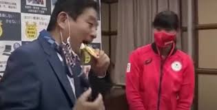 May 12, 2021 · 頭から水をかぶって喜びを爆発させる名古屋市長、河村たかし（72）。これまでの選挙でも見られた恒例のパフォーマンスだ。しかし今回の選挙. 9q3ile7xemzgkm