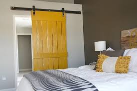 La porte coulissante est aujourd'hui très prisée en décoration et aménagement d'intérieur. Simple Et Original La Porte De Grange Coulissante Deconome