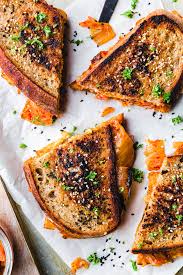 Veganes Kimchi Grilled Cheese Sandwich Eat This Vegane Rezepte Rezept Lebensmittel Essen Herzhafte Snacks Vegetarisches Essen