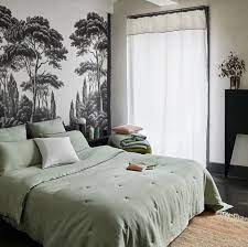 Mais là, il y a déjà un gros boulot de préparation pour enlever la peinture sablée qui les décore actuellement. Une Chambre Vert De Gris Noir Et Blanc Au Style Chic Joli Place