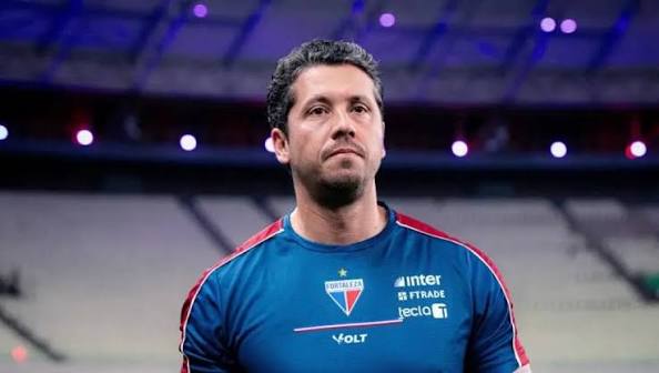 O Clube do Remo abriu negocia&ccedil;&otilde;es com o t&eacute;cnico Thiago Carpini ap&oacute;s a demiss&atilde;o de L&eacute;o Cond&eacute;. Sem clube desde que saiu do Fortaleza em julho, o treinador de 42 anos surge