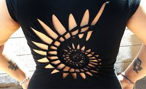 Hand Geflochtenen Spirale Schnitt Shirt Tribal Von Thecraftybat Shirts Schneiden Upcycling Kleidung Zerschnittene Shirts