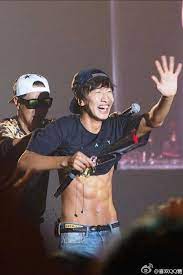 Hailing from a very rich business family, lee initiated his career with modelling in 2007 and appeared on screen for the. Lee Kwang Soo Abs Running Man Korean Running Man Korea Running Man Members