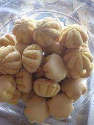 Known as 'kuih bahulu' in the malay language, it is a dainty fluffy cake made using eggs. Resepi Kuih Bahulu Kuih Tradisional Kekal Sepanjang Zaman Bidadari My