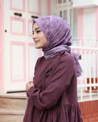 Berbagi inovasi baju polos telah banyak di ciptakan oleh para desainer, agar baju polos bisa. 7 Warna Hijab Yang Cocok Untuk Gamis Dan Dress Warna Ungu Womantalk