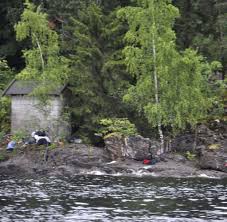22 temmuz'da kamp katılımcıları, oslo'daki hükümet binasının olduğu bölede bir bomba patladığını haber alırlar. Anschlage In Norwegen 22 Juli 2011 Ein Angriff Auf Unsere Vernunft Welt