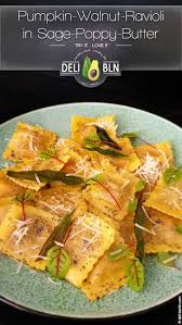 Teigtaschen Ravioli Mit Kurbis In Salbei Mohn Butter Vegetarisch Rezept Teigtaschen Ravioli Rezepte