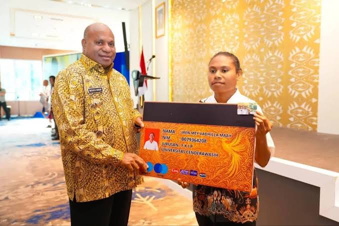 Papua Launches Pace Mace Card, Plans 1,000 University Scholarships