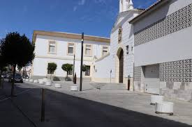 Y la falta de recursos. La Plaza De Santa Ana Y El Paso A Nivel Se Iluminaran De Verde Con Motivo Del Dia Mundial Contra La Ela Ayuntamiento De Villanueva De La Serena