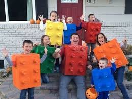 25 Idees Pour Creer Facilement Un Deguisement En Carton Lego Halloween Deguisement Carnaval Enfant Costumes D Halloween Enfants