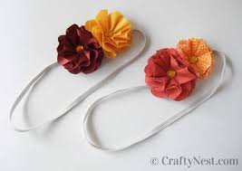 Pour fabriquer ces fleurs en tissu de bricolage, j'ai utilisé du feutre, qui est vraiment bon marché, et il se décline en tellement de couleurs magnifiques. Diademe De Cheveux Avec Fleur En Tissu Etape Par Etape Maison Bonte Votre Guide Magazine Decoration Maison Deco Interieur Tendances Idees