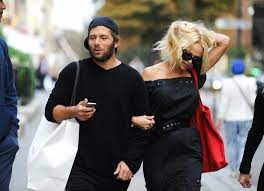 Julien Dore Et Pamela Anderson Un Couple Improbable Sur Les Berges Du Lac Madame Figaro