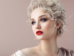 Un pixie scalato con frangia/ciuffo che può essere all'occorrenza portato mosso con uno stile . Capelli Corti Mossi Idee Tagli Ispirazioni Per Capigliature Sbarazzine E Alla Moda Spinkup