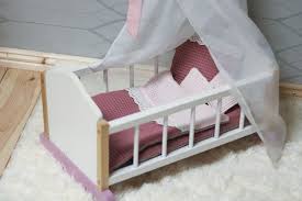 Puppenbettwasche Leicht Genaht Mit Unserem Mamahoch2 Freebook Mamahoch2 In 2020 Puppenbettwasche Puppenbett Kleinkinderbett