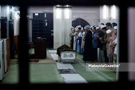 Katanya lagi, jenazah bapanya akan disembahyangkan di masjid at taqwa taman tun. Pengebumian Allahyarham Tan Sri Muhammad Ali Hashim