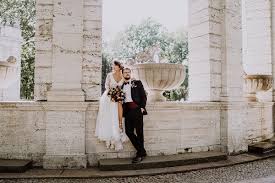 Das brautkleid stellt für die meisten damen eines der wichtigsten kleidungsstücke in ihrem leben dar. Standesamt Hochzeitsfotografin Auf Urbane Gartenhochzeit In Berlin Friedrichshain Hochzeitsfotograf
