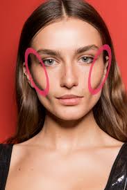 Dann zeigen wir euch hier die besten tipps, wie man optisch seine nase schmaler machen kann. Gesicht Schmaler Schminken In 6 Einfachen Schritten Elle