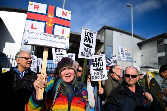 Protesters urge RNLI 'stop the taxi service' in migrant demonstration in Poole | UK | News | Express.co.uk