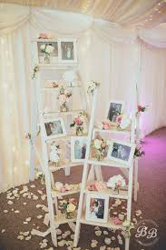 Dengan dekorasi yang menarik, pesta pernikahan akan meninggalkan kesan bagi pasangan pengantin, keluarga, dan tamu undangan. Cara Kreatif Hadirkan Galeri Foto Dalam Dekorasi Pernikahan Ratna Dee Bridal And Event Organizer