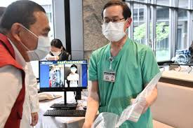 麻腮风三联疫苗（英語：measles mumps and rubella vaccine, mmr），港澳台译为麻疹腮腺炎德國麻疹混合疫苗，，大陆简稱麻腮风疫苗，是预防麻疹、腮腺炎、风疹（德國麻疹）的疫苗，由三種疾病病毒的活性減毒性病毒混合而成，是以注射的方式施打疫苗。 Dkg3wkfl Dshim