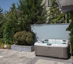 Das sanft sprudelnde wasser schenkt ihnen ein einzigartiges badeerlebnis, das sowohl zur körperlichen als auch zur geistigen. Outdoor Whirlpool Exklusiv Von Villeroy Boch