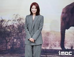Born on february 18, 1990, she was discovered after she appeared in singer lee seung hwan's music video for flower. Park Shin Hye Fondly Shares Insights About Her Latest Documentary Project