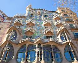 Gaudí embodies this structure with the legend of st. Casa Batllo Barcelona