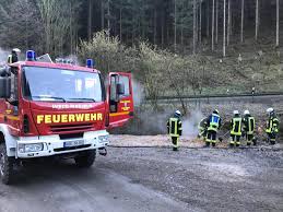 Pkw schanzt über kreisverkehr, fahrer verletzt Einsatzinfo Feuerwehr Sundern Heute Feuerwehr Sundern Facebook