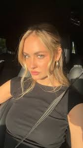 Jessi Thompson's Instagram, Twitter & Facebook