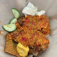 Mie dengan sambal awang khas ayam gepuk pak gembus ditambah telur dada. Ayam Gepuk Pak Gembus Seksyen 7 Shah Alam Shah Alam Selangor