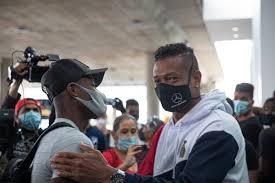 Allí se ve cómo la policía conduce fuera de la vivienda al volante de millonarios, que se ve bastante alterado y tiene sangre en varias partes de su cuerpo. En Medio De Lagrimas Fredy Guarin Recibio A Felipe Roman En El Aeropuerto Tras Su Regreso De Territorio Argentino Bolavip
