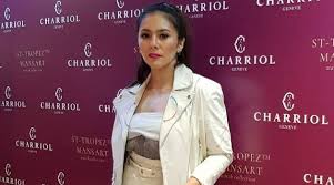 Hasil gambar untuk wulan guritno seksi bikini